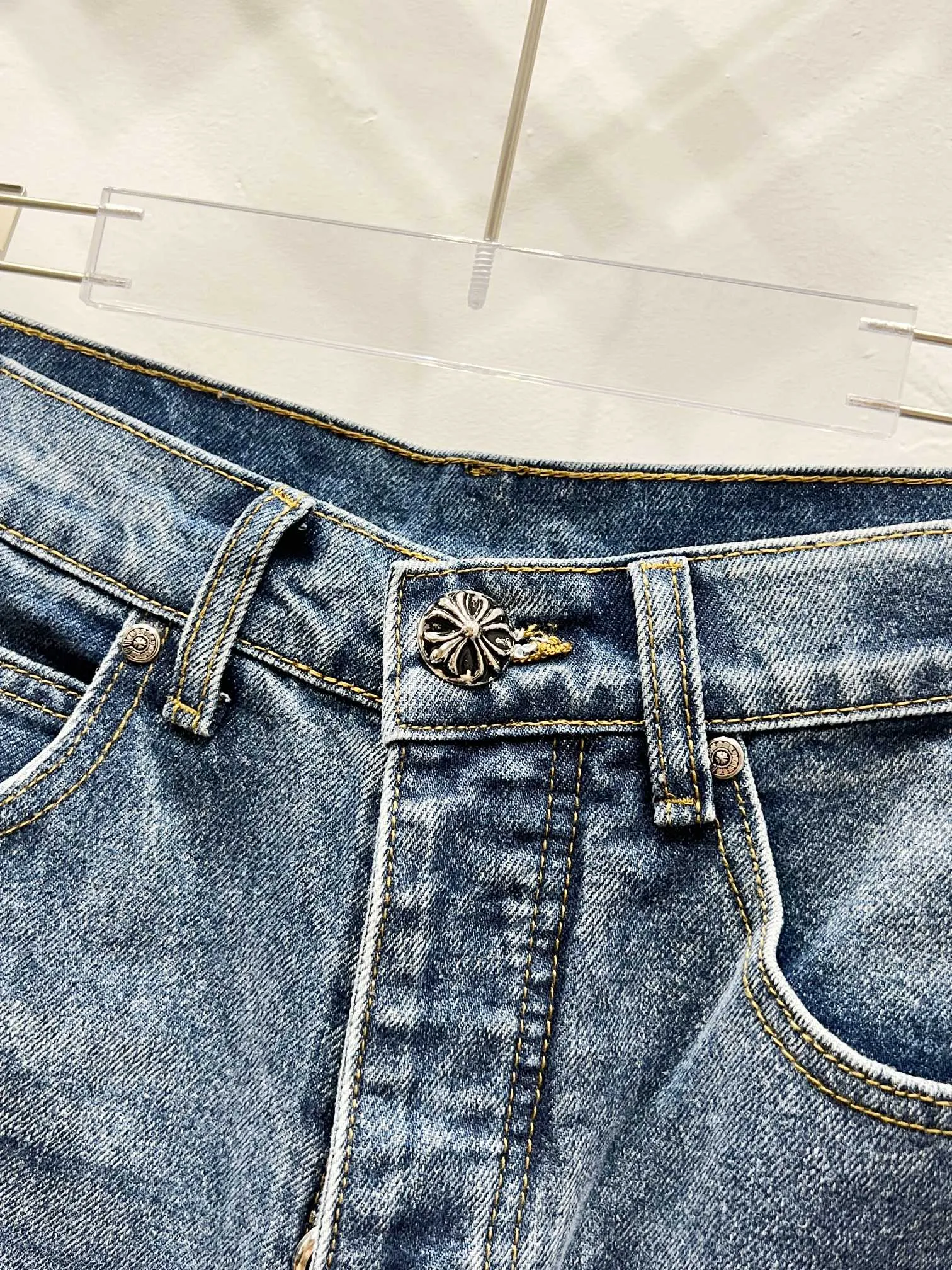 P260 Style No.: (c027) Chrome Hearts & Chrome Hearts Blue Bull Starry Sky Patchwork Leather Cross Jeans - Using starry sky theme patchwork leather elements, mostly presented in the shape of a cross. There is glitter on the surface of the leather, which is dazzling under the light. The unique design has simple and elegant details, exquisite workmanship, the entire trousers are neatly routed, and the details are in place! It’s so cool that both men and women can easily control the genderless trend!  Color: blue Size: S-M-L-XL-XXL